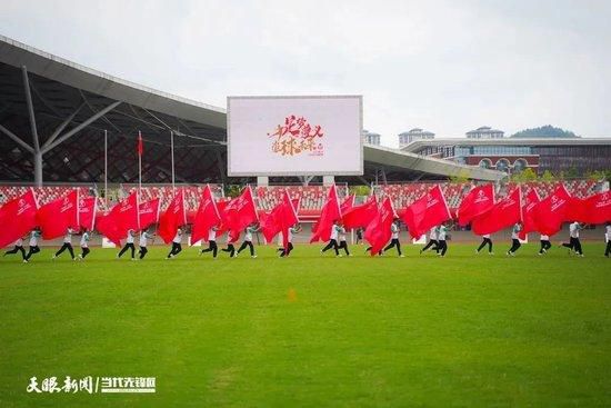 第73分钟，阿兹蒙禁区左侧得球后小角度挑射，球被出击的门将封堵，边裁举旗示意阿兹蒙越位在先！